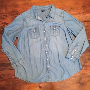 Torrid Women's medium wash denim button up shirt size 1